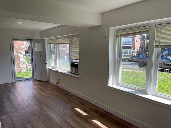 Entrance, Air Conditioning, and Smoke Detector
