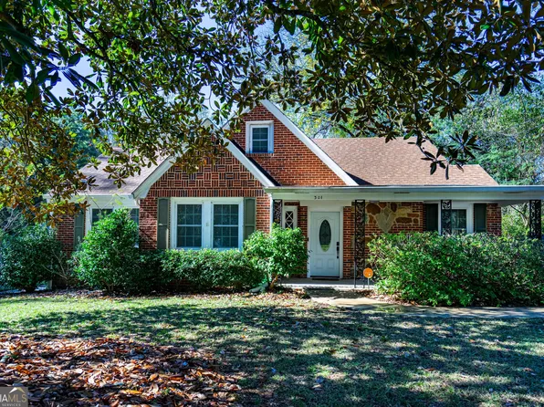 301 Avenue C, West Point, GA 31833