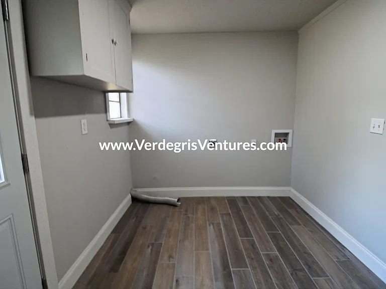 Laundry & Mudroom (not air conditioned)