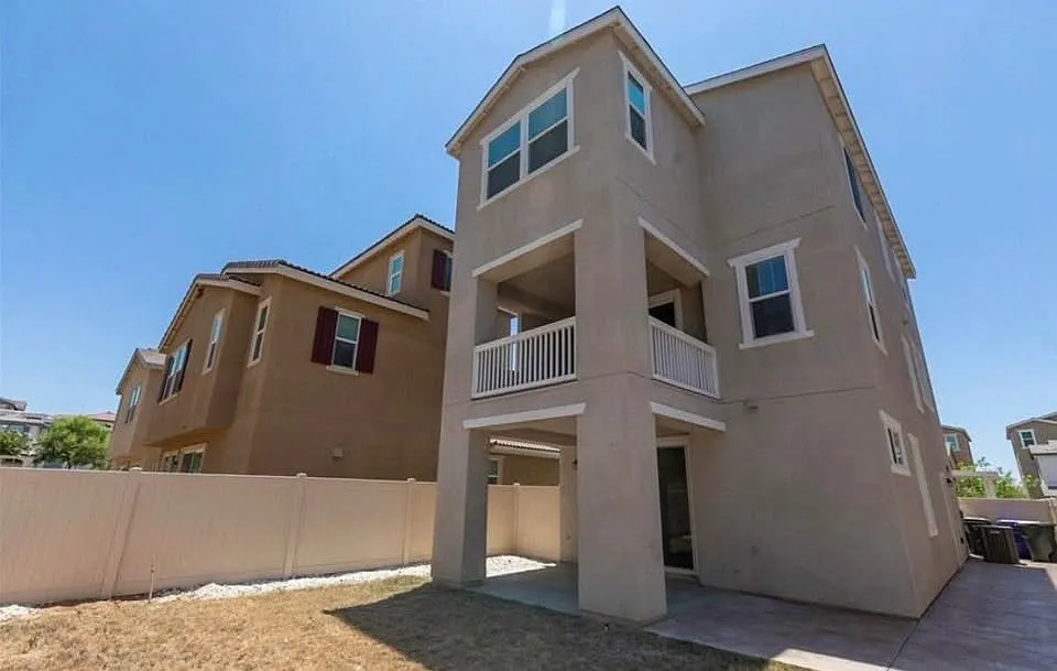 4 bed, 3.5 bath, 2120 sqft, $3,800 — Photo 3