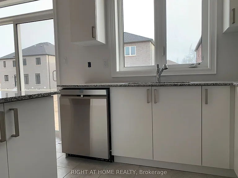 Amber Dr — Photo 7