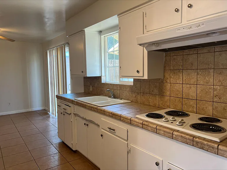 4013 University Ave — Photo 16