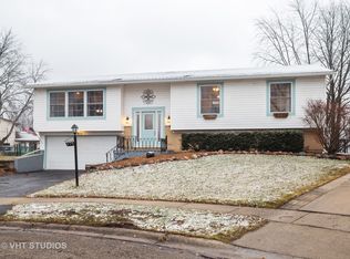 975 Roxbury Ct, Hanover Park, IL 60133