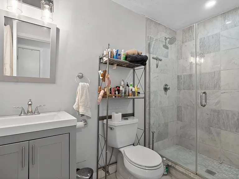135 W Seventh St — Photo 11