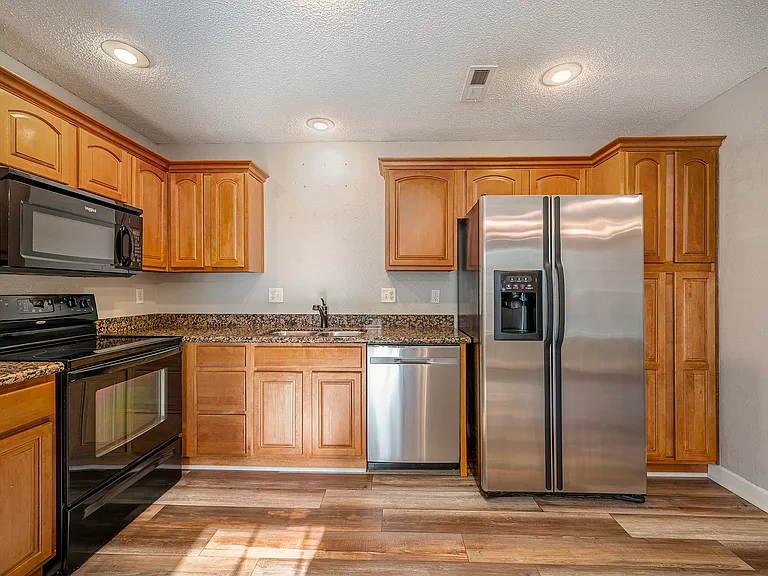 801 SW Peach Tree Ln — Photo 10