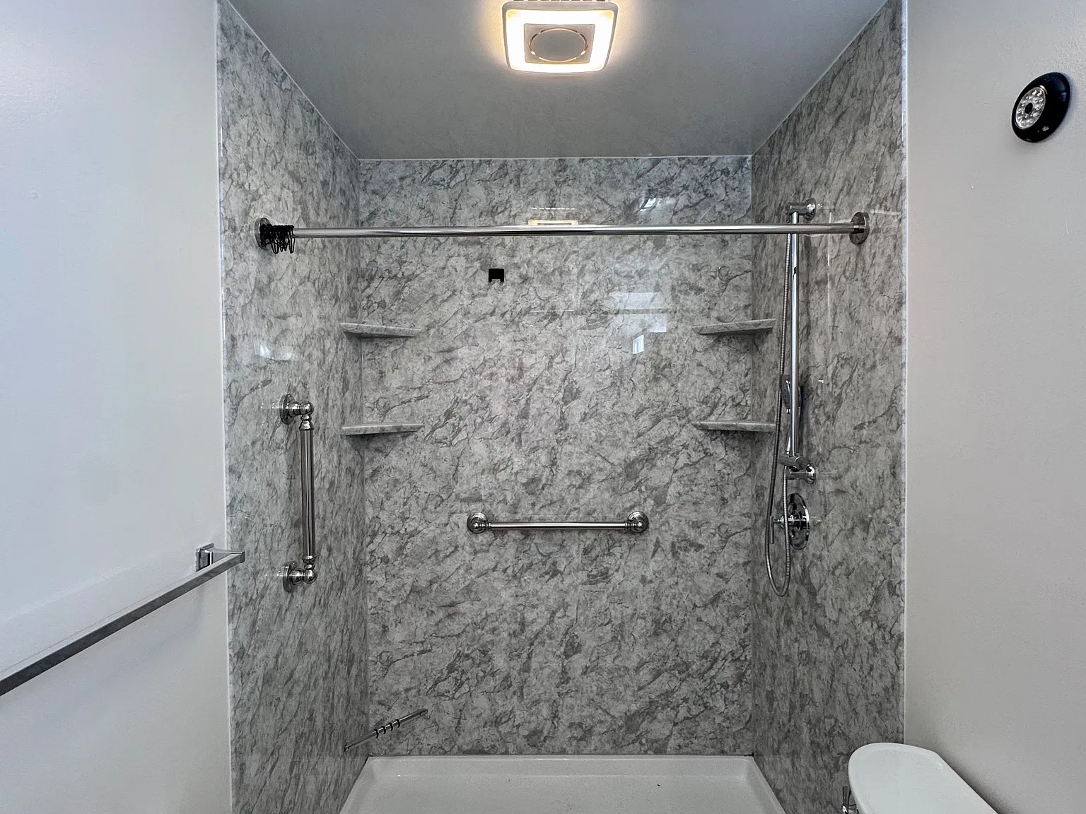 2 bed, 1054 sqft, $2,400 — Photo 4
