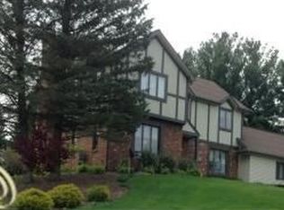 11099 Country Ln, Pinckney, MI 48169