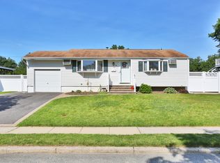 11 Doe Ln, Commack, NY 11725