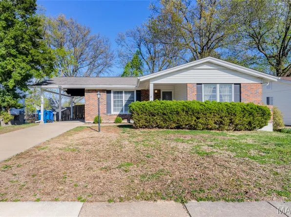 2402 Wesglen Estates Dr, Maryland Heights, MO 63043