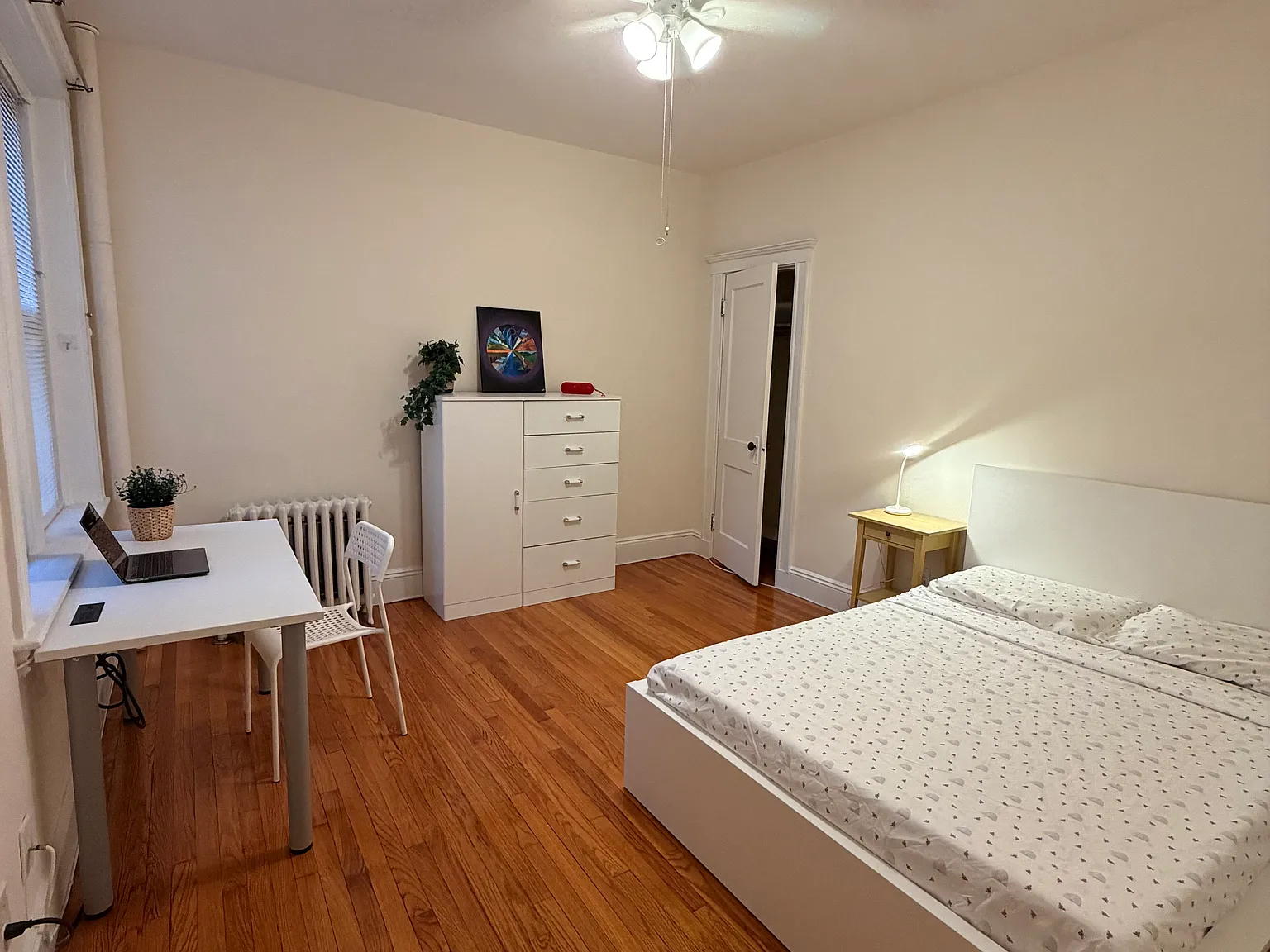 3 bed, 907 sqft, $1,800 — Photo 2