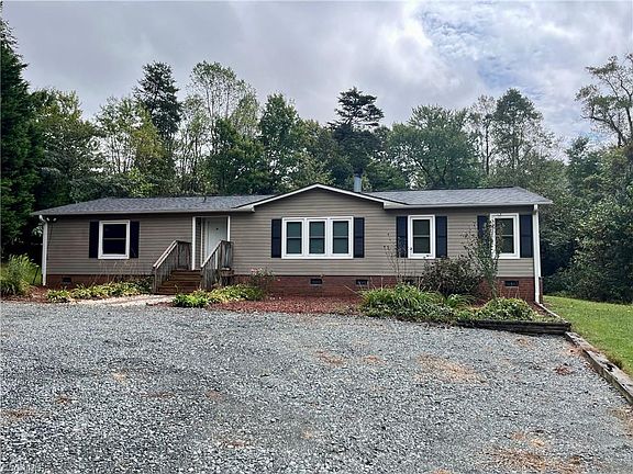 3rd image of 1095 Piney Meadows Dr