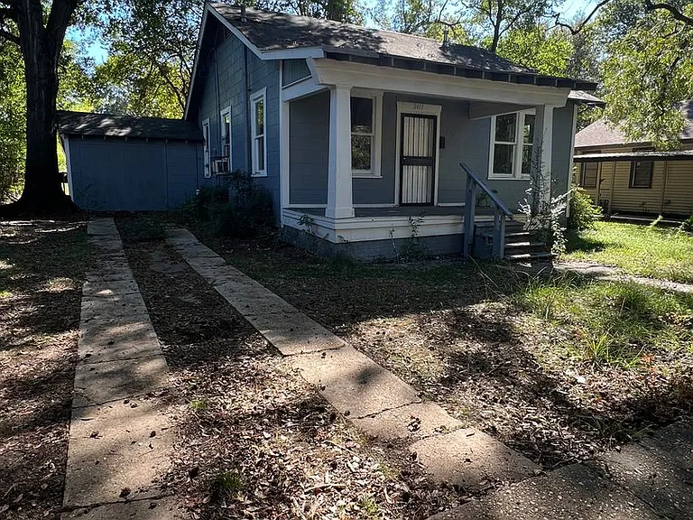 2413 Queens Hwy — Photo 1
