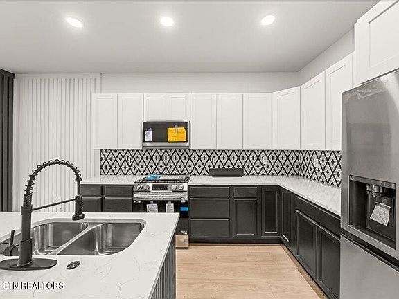 4th image of 2833 Linden Ave