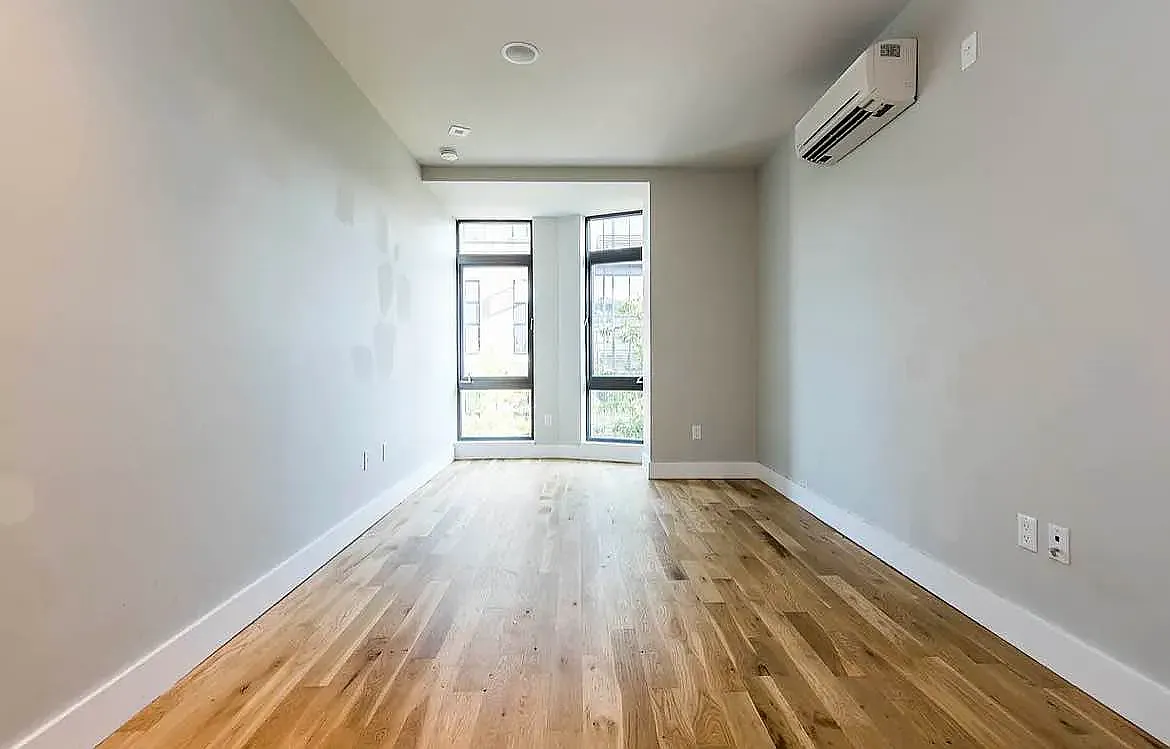 185 Leonard Street — Photo 2