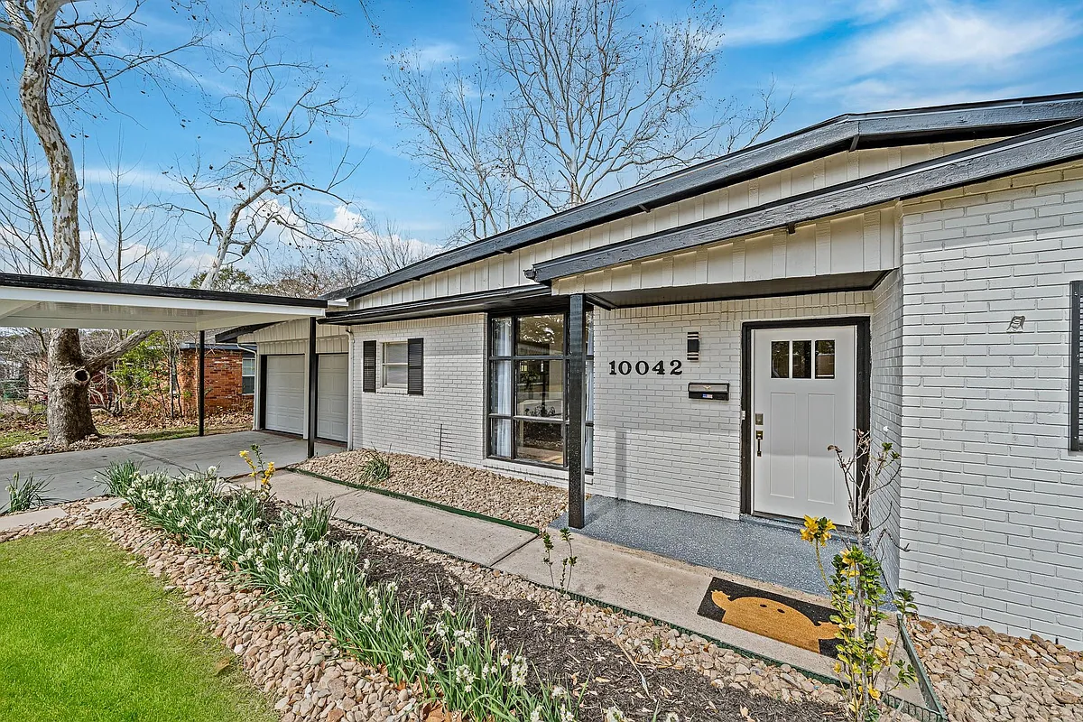 Building Photo - 10042 Lazy Oaks St