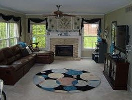 LARGE FAMILY ROOM
