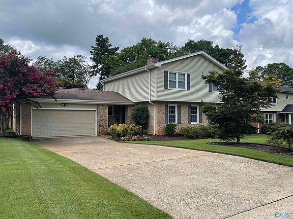 3rd image of 11316 Woodcrest Dr SE