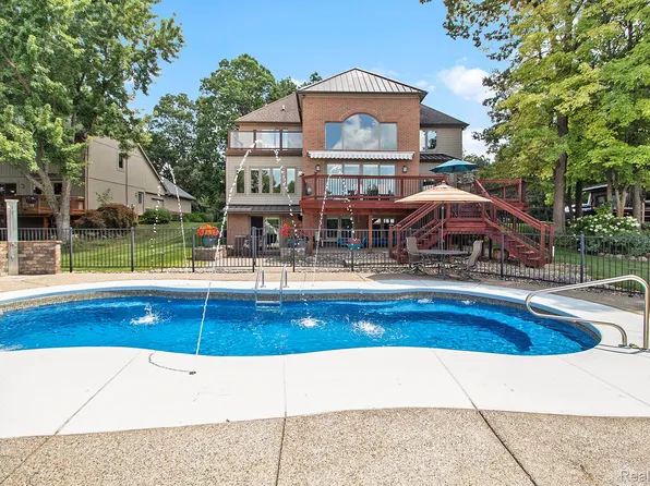 4973 Parview Dr, Clarkston, MI 48346