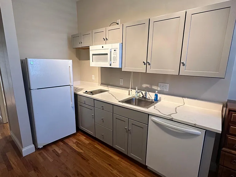 118 W 6th St #5 — Photo 2