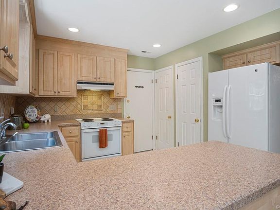 5th image of 406 Yarrow Ln