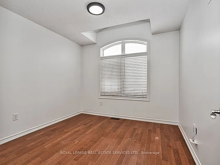 4227 Cole Cres — Photo 12