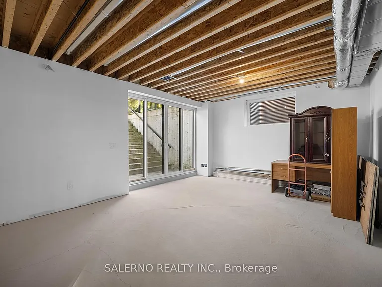 11 Compton Cres — Photo 37