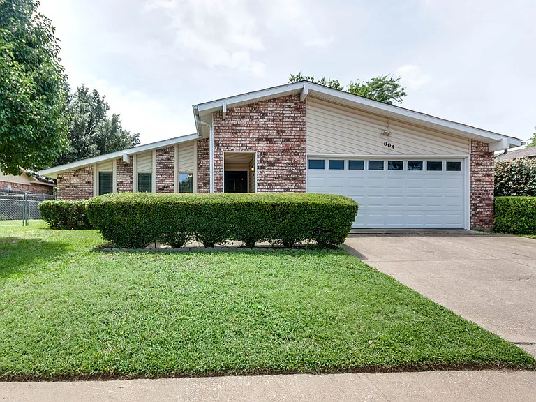 804 Forest Glen Dr — Photo 1