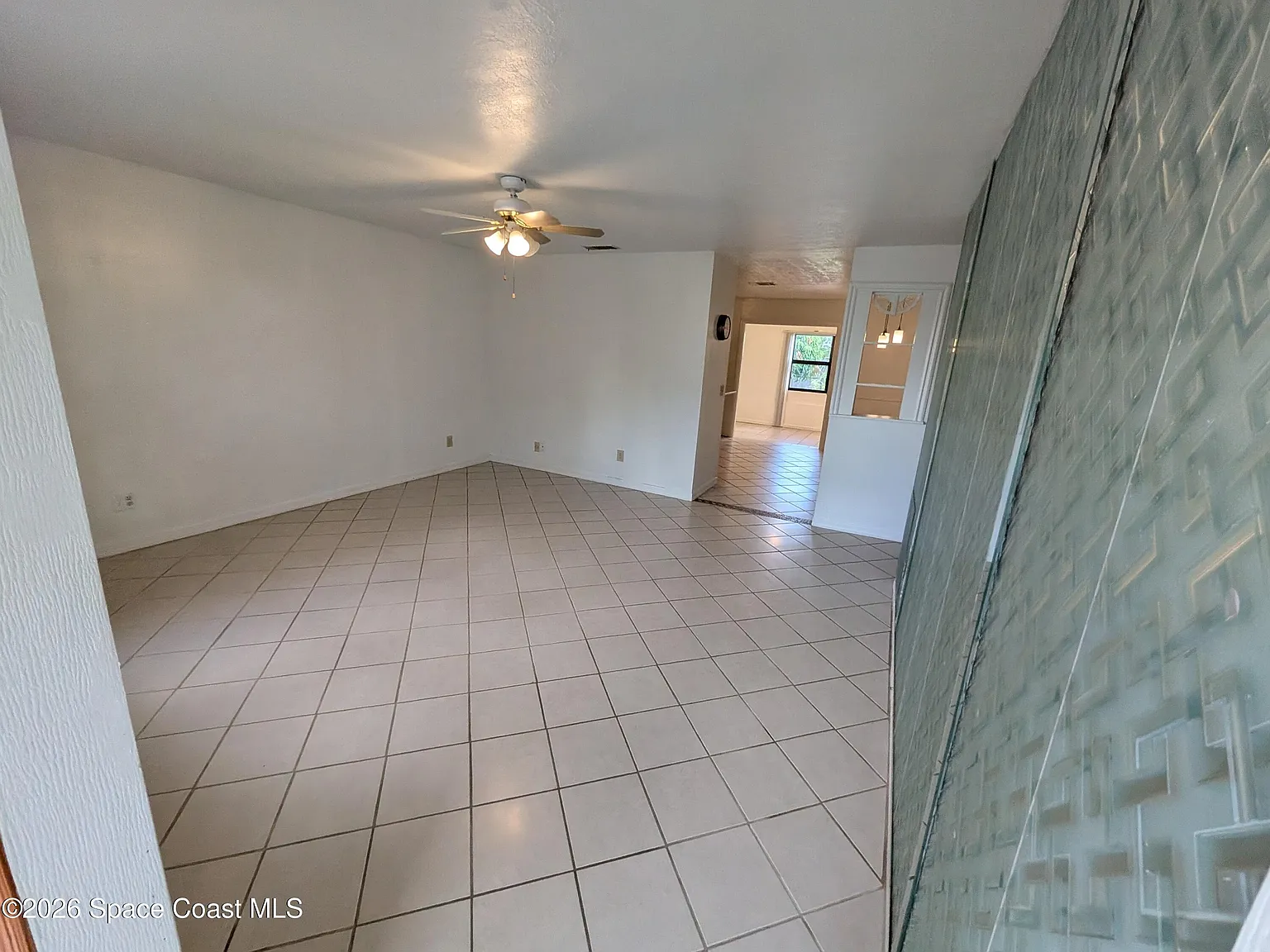 3 bed, 2.0 bath, 1400 sqft, $2,000 — Photo 3