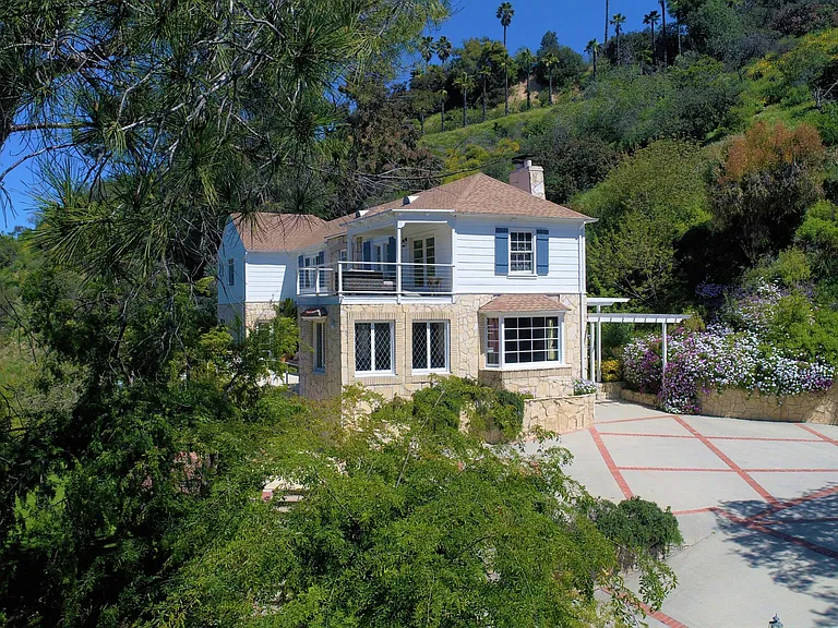 2400 Benedict Canyon Dr — Photo 6