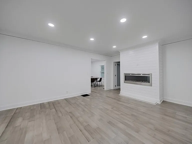 593 Lynnhaven Dr SW — Photo 2