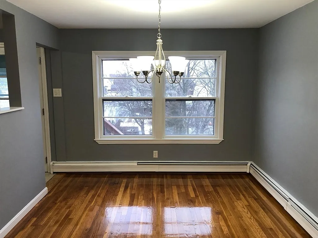 3 bed, 1.0 bath, 1100 sqft, $3,800 — Photo 3