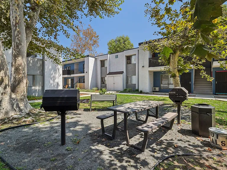 Valle at 9151 Kenwood — Photo 18