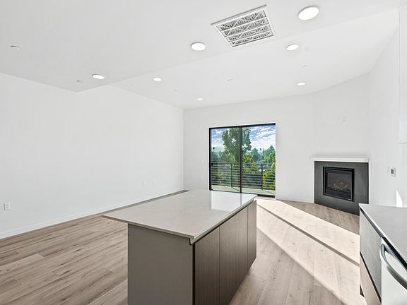 4th image of 4707 Fulton Ave #205