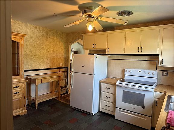 3rd image of 51 Sweetbriar Ave