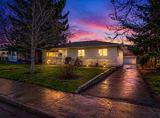200 W Hendon Dr NW, Calgary, AB T2K 1Z2