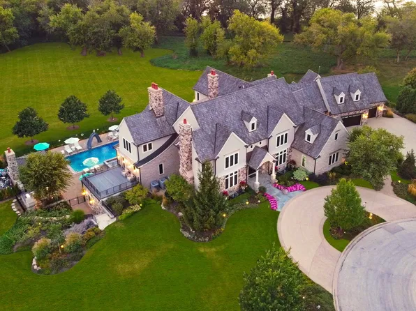 120 Dillons Ct, Vernon Hills, IL 60061