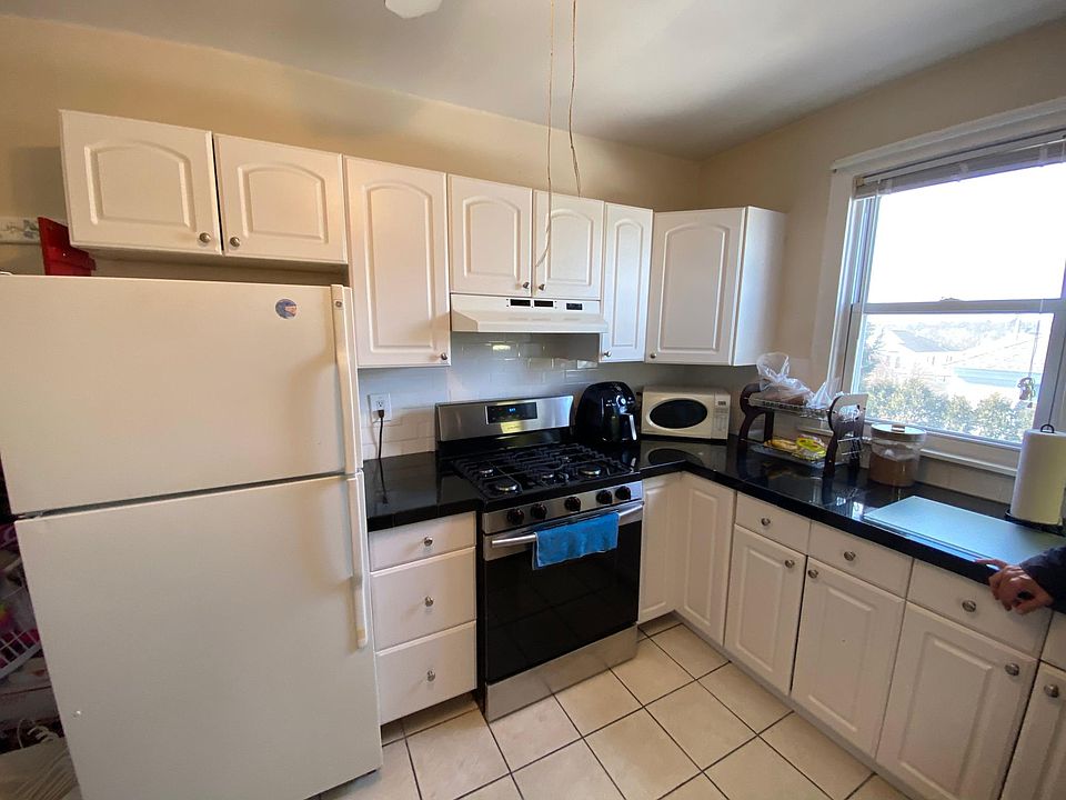 1st image of 139 Gainsborg Ave