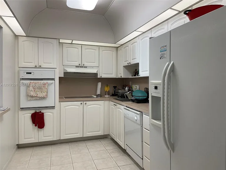 19390 Collins Ave #1225 — Photo 3
