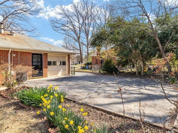 1518 Knollwood Dr, North Chesterfield, VA 23235