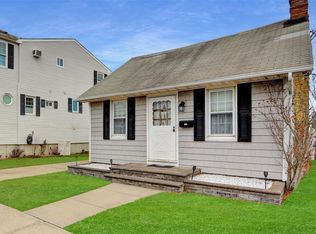 756 S 8th St, Lindenhurst, NY 11757