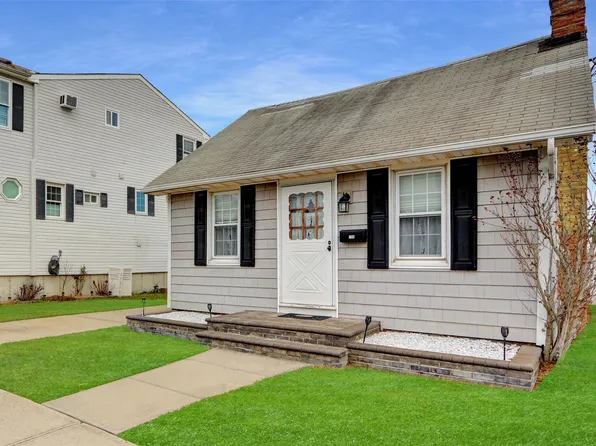 756 S 8th Street, Lindenhurst, NY 11757