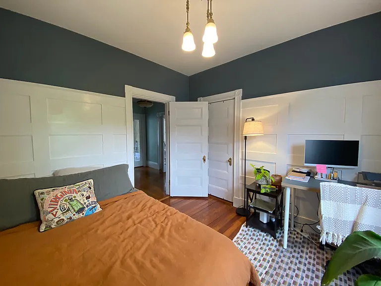 Second-floor bedroom (11' x 11')