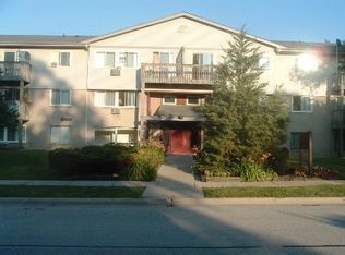 555 Deepwoods Dr APT 1A, Mundelein, IL 60060