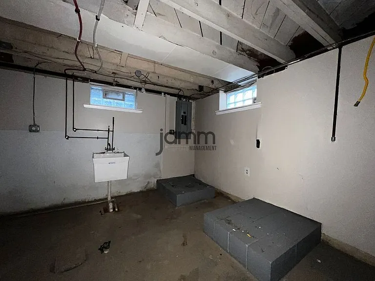 18713 Waterbury Ave — Photo 21