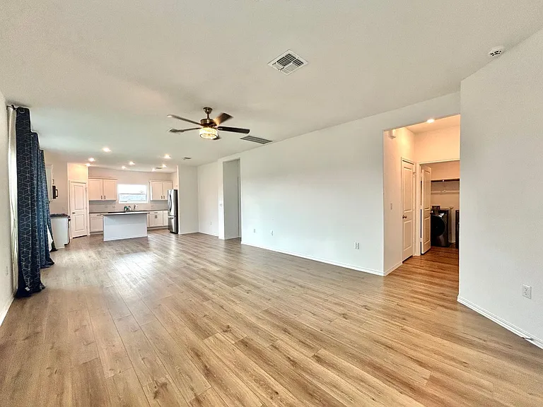 10412 Premier Park St — Photo 4