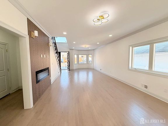 5th image of 46 Foyer St