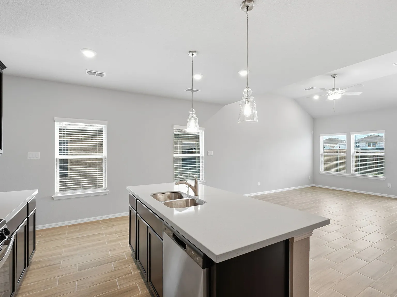 4 bed, 2.5 bath, 2155 sqft, $2,300 — Photo 4