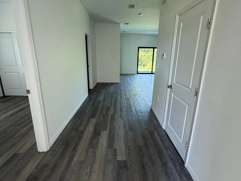 1107 Abrams Blvd — Photo 2