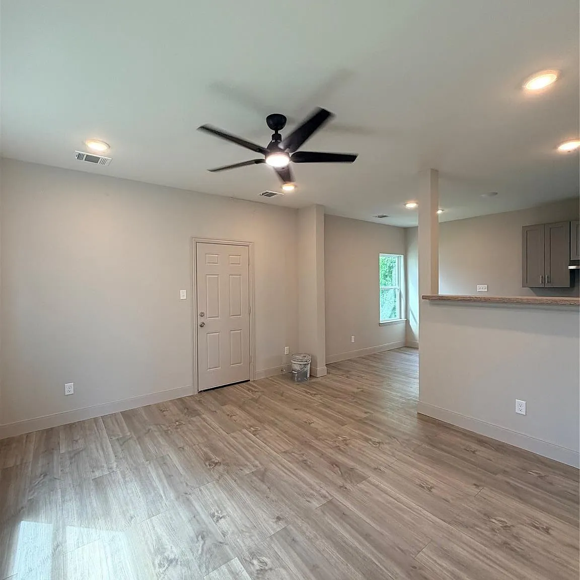 3 bed, 2.5 bath, 1724 sqft, $1,795 — Photo 2