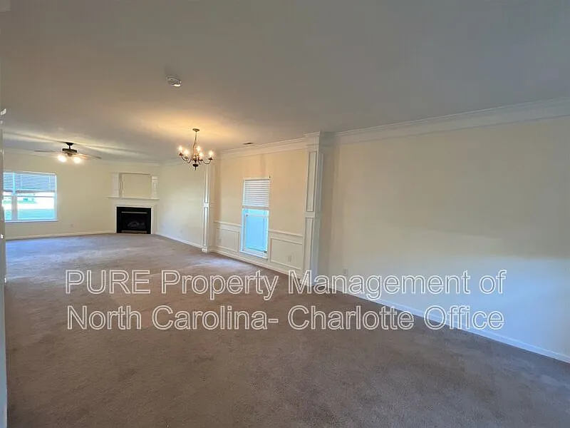 4 bed, 2.5 bath, 2472 sqft, $2,479 — Photo 4